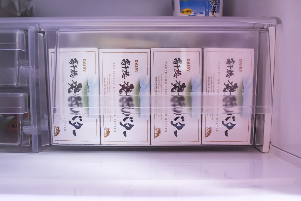 冷蔵庫のチルド室いっぱいに入ったバターの山。