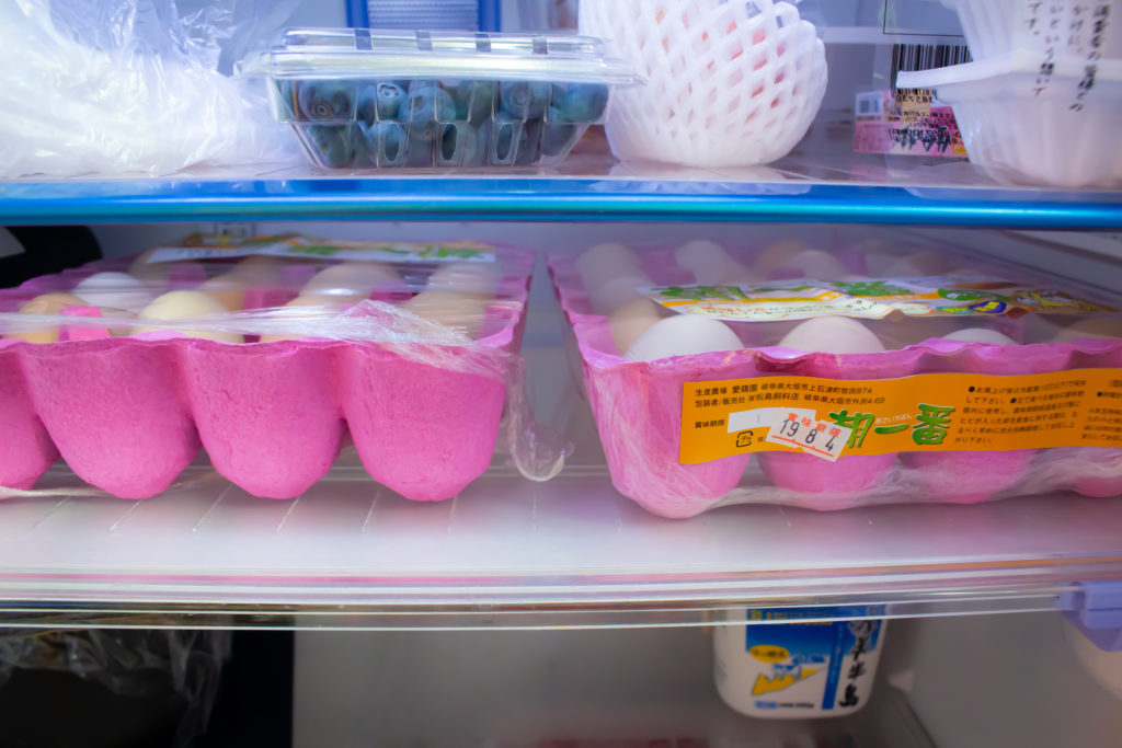 冷蔵庫の棚を占拠するニワトリの卵