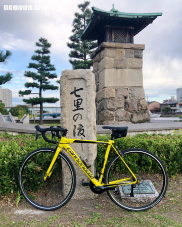 ロードバイクCAAD Optimo SORA イエローと七里の渡しの石碑。
 