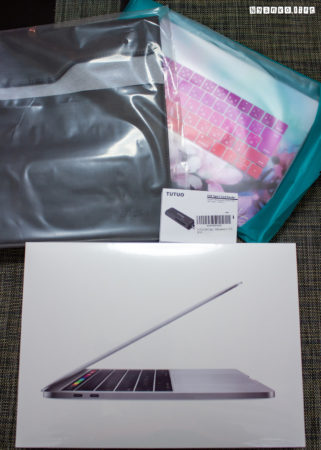 MacBookの箱、カバーケース、周辺機器など。