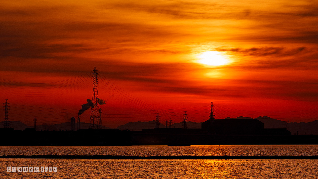 作品：みず：厳冬の真っ赤な夕焼けと川辺のシルエット 20210131