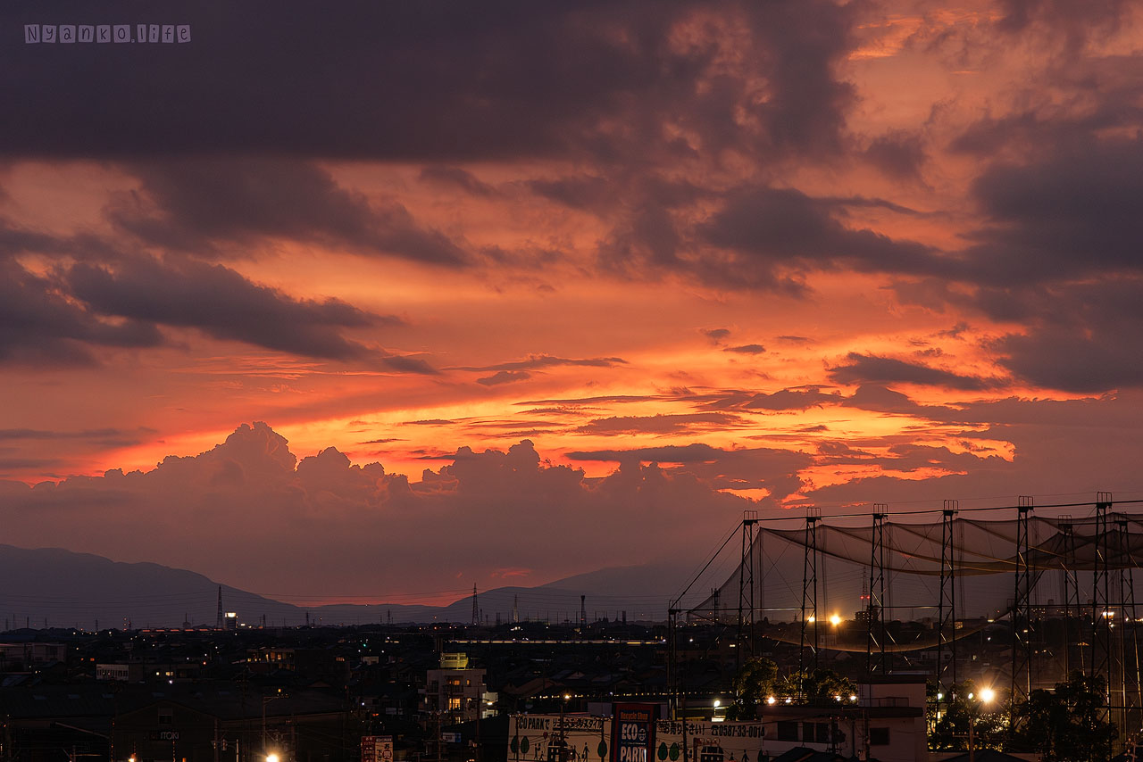 作品：そら：沸き立っている雲と晩夏の夕暮れ 20240825