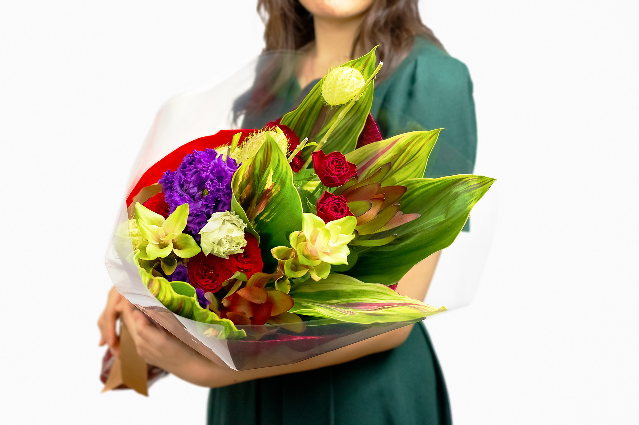 写真：大きく個性的な花束を抱き抱える女性　白背景